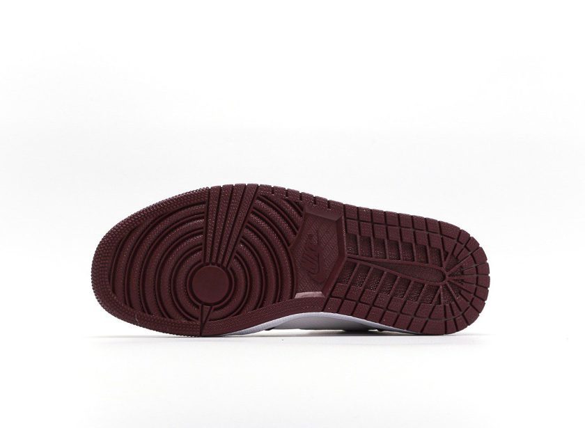 Air Jordan 1 Retro High OG Bordeaux - Image 4
